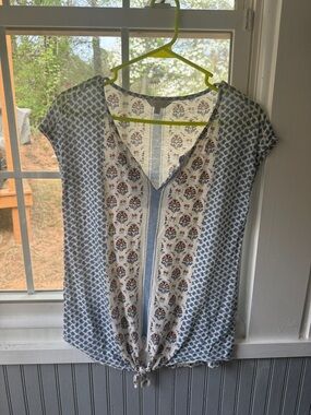Lucky Brand Blue and White Patterned V-Neck Tie-Hem Top